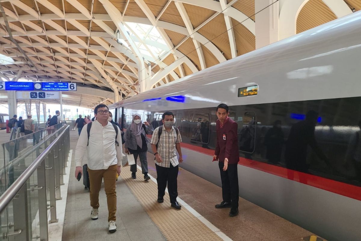KCIC klarifikasi penumpang tertinggal Kereta Cepat Whoosh